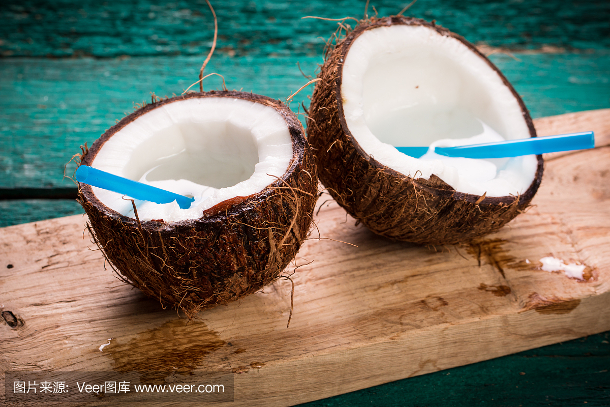 木桌上放著椰子。有機(jī)健康食品理念。美容和水療概念。